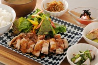 日替わりおかずと小鉢3品、お汁
