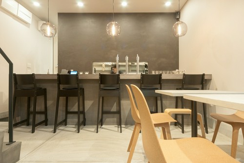 1Fはカウンター & テーブル席