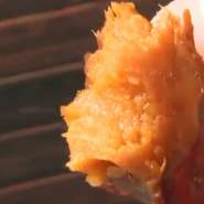 糖度４０度以上という南九州産の「紅はるか」を缶に入れて自動販売機で販売中!!
蜜があふれる♪ 熟成焼き芋を是非、お試しください♪

※１９０グラム入りで５００円(税込)