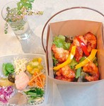 ご飯の上に日替りメイン 、その上には8～9種類のDeri(お惣菜) 。上蓋を外せば レンジで温めもOK!!