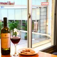 窓から帯屋町のアーケードが見下ろせる店内。2階からの眺めは心が落ち着くと評判です。　夜のアーケードと、そこに流れる高知ならではの時間をお楽しみ下さい。