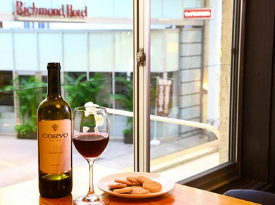 ゆっくり流れる高知の時間が心地いい。窓際の席から帯屋町を。