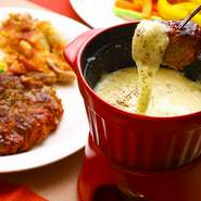 季節問わず人気のチーズフォンデュ。
具材はバケットと野菜のみになっており、ハンバーグやチキングリル等、他の単品メニューと組み合わせもオススメです。