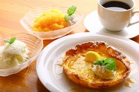 パンケーキにバニラアイスをトッピングした、当店の人気スイーツ。
※画像はイメージです。