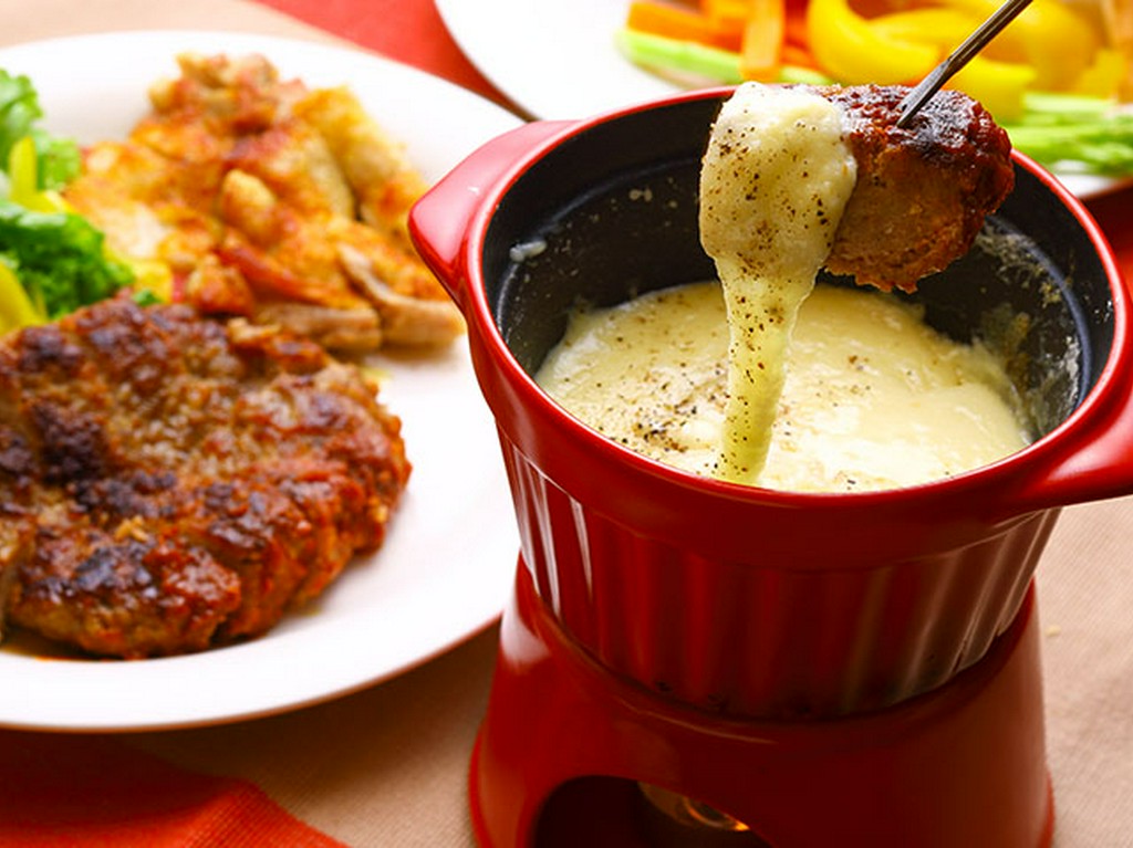 逸品料理を具材として楽しめる飲放題付チーズフォンデュコース。