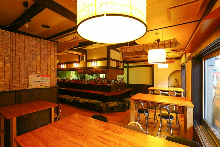 眺めを楽しめるテーブル席、話を楽しめるカウンター席。