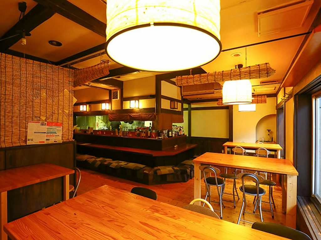 眺めを楽しめるテーブル席、話を楽しめるカウンター席。