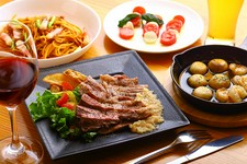メインにステーキを据えた、モルト・リエトの料理を堪能できる飲み放題付きコース。