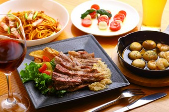 メインにステーキを据えた、モルト・リエトの料理を堪能できる飲み放題付きコース。