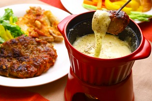 手作りの料理を具材として楽しめるチーズフォンデュ