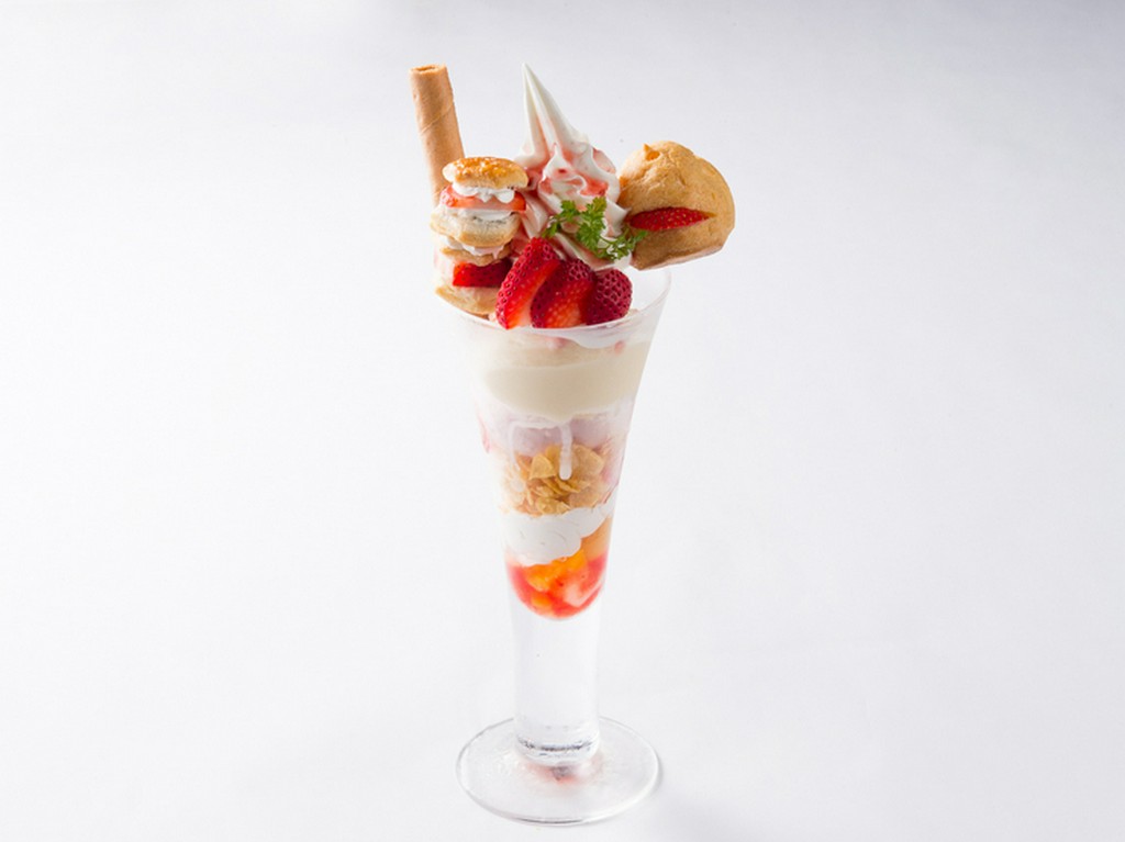 いちご尽くしで名前も見た目も可愛らしいインスタ映え確実の女性人気No.1パフェ『苺三姉妹』