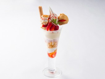 いちご尽くしで名前も見た目も可愛らしいインスタ映え確実の女性人気No.1パフェ『苺三姉妹』