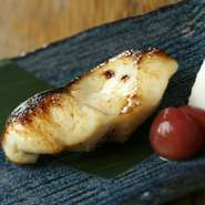 店の中央に配されたカウンターが、お1人様歓迎の雰囲気。日本酒とともにいただきたい、炭火焼きや珍味などの一品料理は、ほどよい量でいろいろ頼んで楽しむことができます。