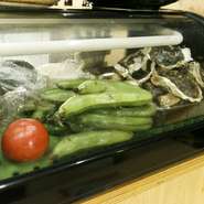 大将自ら築地市場に足を運び、旬を逃さず厳選素材を仕入れ。四季折々におすすめメニューは移り変わり、その時季にしか味わえない美味しさを大切にした料理が楽しめます。