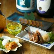 四季折々の魚介や野菜を使った【KUNIKAGE】の料理には、純米酒などのさっぱりした日本酒がよく合うそう。全国の季節限定酒が常に10種類以上並び、なくなれば入れ替わるため、来店する楽しみも増えます。