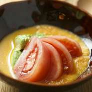 驚くほどたくさんの人参をすり下ろして自然の甘みで仕上げる、まさに「食べるドレッシング」が大評判。熟れたアボカドとトマトとともにいただく、体にも嬉しいオリジナルサラダです。