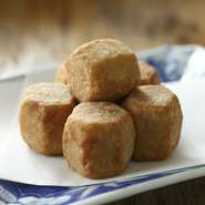 濃口醤油でしっかり煮て、味をしみ込ませた里芋をから揚げに。懐かしい味わいに食べ応えが加わった、ビールはもちろん日本酒や焼酎にも合う絶品おつまみです。