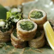 京都丹波の契約農家から仕入れる、無農薬栽培の九条ねぎをふんだんに使った一品。豚バラ肉で巻いて炭火で焼き上げることで、ねぎの甘みと香りが引き立ちます。さっとレモンを搾ってシンプルな塩味で。