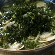 三重県桑名産のはまぐりの旨みと、鶏ガラ出汁で仕上げるさっぱり味のラーメン。お酒を楽しんだ後の、〆の一杯として考案しました。たっぷり岩のりで、磯の香りとともに召し上がってください。