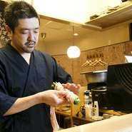 来店してくださった方が、リラックスして自分の時間を過ごせるような雰囲気づくりを心がけています。だから、私自身は「主張しすぎない」のがモットー。料理とお酒でくつろぎの時間をお過ごしください。