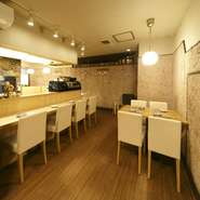 味わい深い人気の焼酎や、季節限定の日本酒を取り揃え。季節の移り変わりとともに、品揃えも入れ替わっていくのを、楽しんでいただきたいと思います。