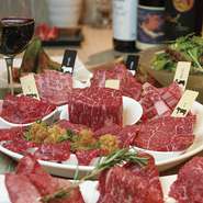 ・キムチ盛り合わせ・ナムル盛り合わせ・前菜・上タン塩と熟成タンの食べ比べ・熟成ロース、カルビ・サラダ・サーロインの焼きしゃぶ・特選盛り合わせ・塊肉・ホルモン・〆物・デザートの豪華ラインナップ