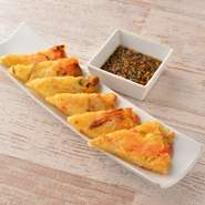 韓国風お好み焼き「チヂミ」のオリジナルアレンジ。外側はパリッと中はもっちりのチーズ入りチヂミです。