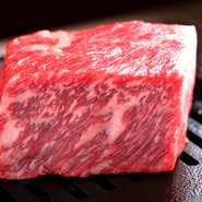 塊にカットされた熟成和牛をロースター上で、絶妙な火入れ加減でスタッフが焼き上げます。じっくりと時間をかけ、旨みを肉の内側に凝縮塊をご賞味下さい。 