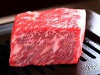 塊にカットされた熟成和牛をロースター上で、絶妙な火入れ加減でスタッフが焼き上げます。じっくりと時間をかけ、旨みを肉の内側に凝縮塊をご賞味下さい。 