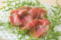 丁寧に仕込んだ自家製熟成和牛の生ハムです。牛の生ハムは香りとうま味が濃く、ワインやビールによく合います。