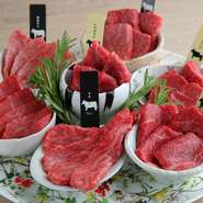 本日のおすすめ部位が豪華な盛り合わせとして登場。さまざまな部位を食べ比べしたい方におすすめです。オーダーは2人前からになります。※画像は4人前となります。