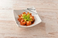 キムチの新しい提案！アボカド、海老、クリームチーズを白菜キムチで巻いた新しいおいしさのキムチです。