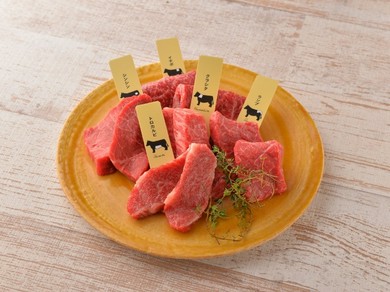自慢の最高級部位と希少部位を3部位ずつ厳選『エイジングおすすめ熟成和牛7種盛り合わせ(1人前)』