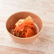 じっくり漬け込んだ韓国漬け物で王道の白菜キムチです。