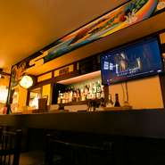 1Fにも2F席にも大画面モニターがあり、スポーツ観戦などのイベントも開催できます。翌朝4：00までという営業時間の長さも魅力。みんなで応援して盛り上がったあとは、祝勝会といきましょう。