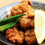 国産のあべどりのモモ肉を、田酒という青森県の地酒で丁寧に漬けた唐揚げです。
定番のハイボールやビールでどーぞ！