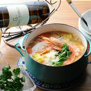 海老や貝やイカなどの魚介たっぷり入ったイタリアン鍋です。
お好みでパルミジャーノ・レッジャーノとバジルを入れて味変をお楽しみください。
〆はリゾットもお楽しみ頂けます。
この時期にぴったりの鍋メニュー！