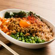 青森でブームの混ぜそば。ボリューム満点で、女性の方は、2～3人でシェアできるくらいの量があります。辛さ控えめで肉味噌たっぷり、太麺がモチモチ。ネギやキムチなど、たっぷりのトッピングと共にいただけます。