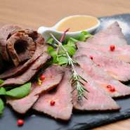 牛の腿肉を丁寧に低温調理したローストビーフです。
自家製のジャポネソースで召し上がってください。