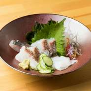 魚市場で働いていた経験を持つ店主が目利きし、その日に仕入れた10種類の鮮魚。その中から好きな物を選び調理してもらえます。刺身の盛り合わせにしたり単品でも注文可能。お客様の要望に応えてくれます。