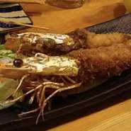 ブリブリのエビフライ二匹！もちろん当店自慢の天然魚の刺身もついて！ぜひお口いっぱいにエビフライを食べていただきたい！