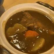チキンをたっぷり入れて、なぁ～んか懐かしいカレー作ってみました！もちろんエビフライとのセットもできます！ルーのみ「250円」是非ご一緒に