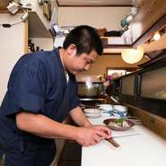 お店に来ていただいた方には、快適な時間を過ごしてほしいです。日常を忘れ、しばしのリラックスタイム。仕入れた食材の中でリクエストも受けますので、気軽にお好きな料理を注文してください。
