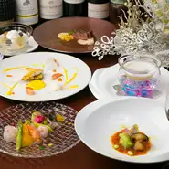 彩もゆたかに、季節感を愉しめるシェフのスペシャリテコース。旬の食材をふんだんに使い、日本ならではの「ジャパニーズフレンチ」を存分に堪能できます。