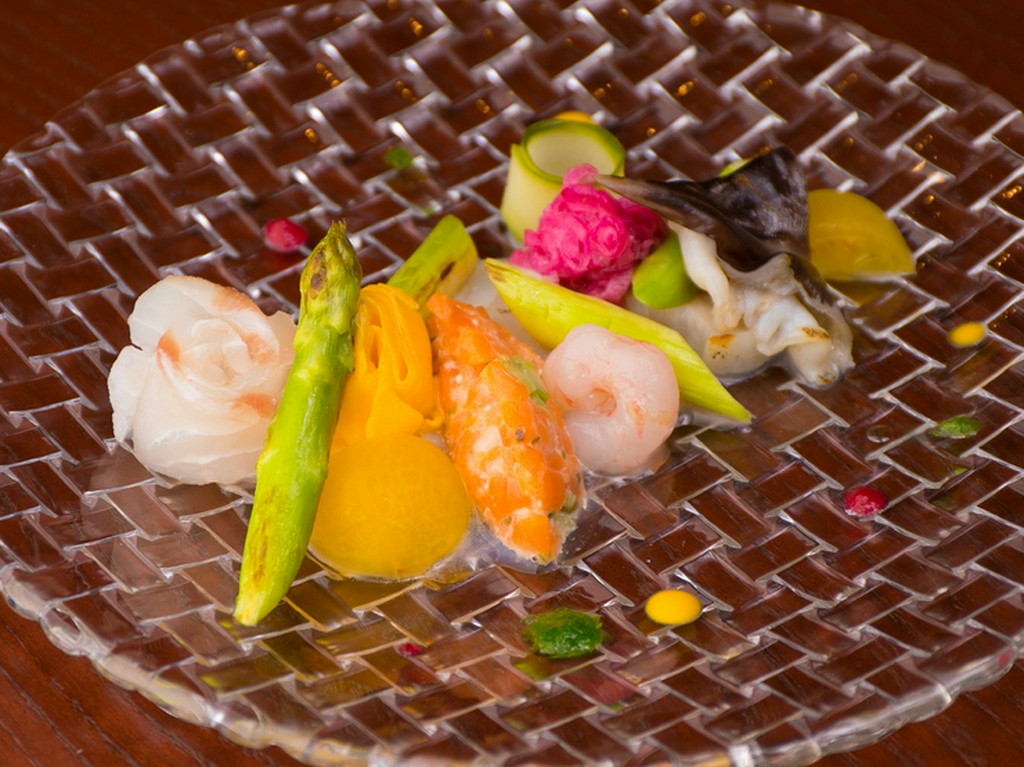 彩りも美しく『旬を詰め込んだ庭園風サラダ』