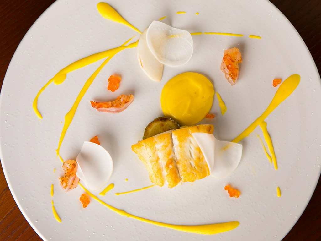 季節の魚を月ごとの彩りで『市場からの魚と車海老　サフランの白ワインソース』