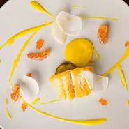 白身魚のふんわり感に、瑞々しい蕪や、魚卵のプチプチとした食感がアクセントになった愉しい季節の一皿です。8月は夏の日差しや向日葵を思わせる、鮮やかな黄色をテーマにしたコース仕立てで。