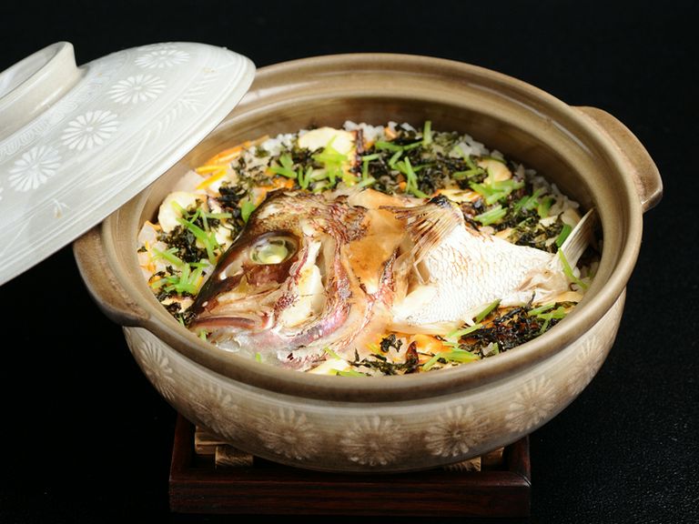 コースで好評の〆の一品、炊き立てがたまらない『鯛と鍋ごはん』