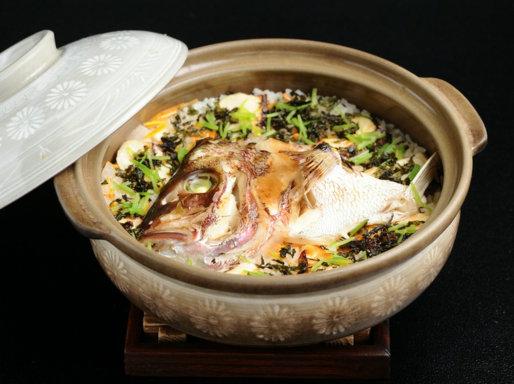 コースで好評の〆の一品、炊き立てがたまらない『鯛と鍋ごはん』