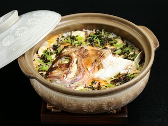 コースで好評の〆の一品、炊き立てがたまらない『鯛と鍋ごはん』